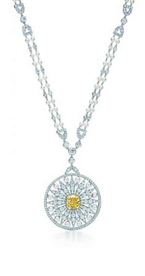 Tiffany Gatsby jewels - Medallion of pearls white diamonds and a 3.60-carat Fancy Vivid Yellow diamond.PNG